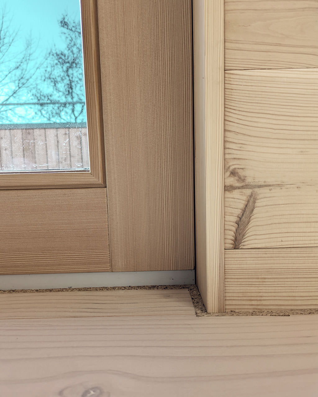 Thoma Holzbau Fussboden mit Korkdämmung - Detail an einer Aussentür